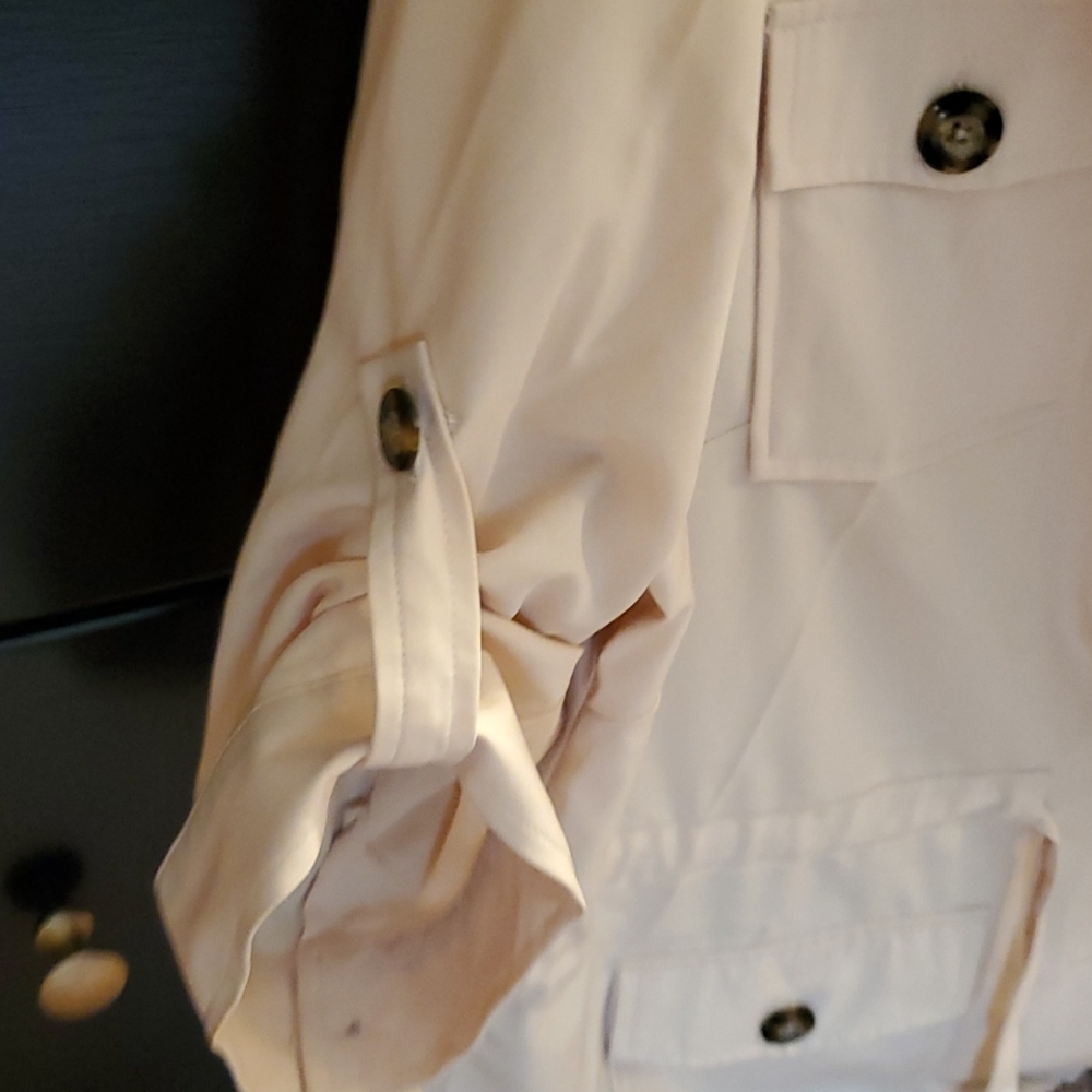 Cream button down blouse👕 - Picture 4 of 4